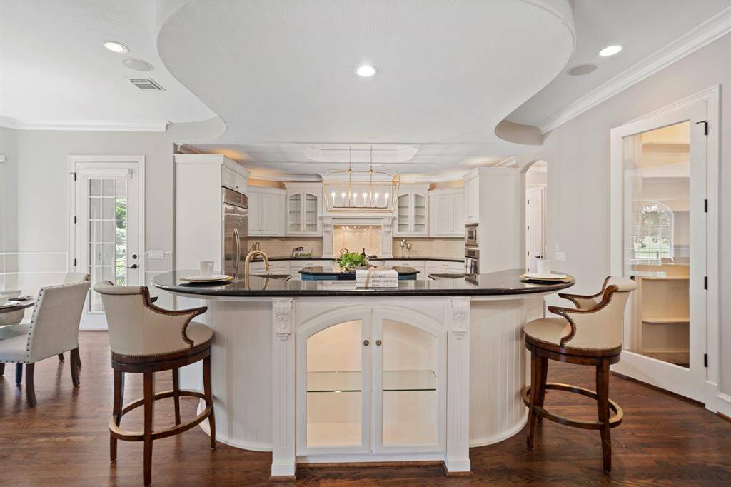 The kitchen, an integral part of thishome's open-concept design,seamlessly flows off the dining room,creating a harmonious andconnected living space.