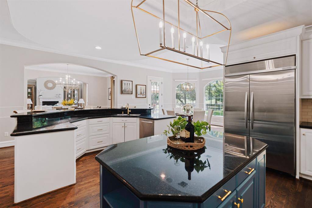 The sleek islands not only provide additional counterspace but also serves as casualgathering spots.