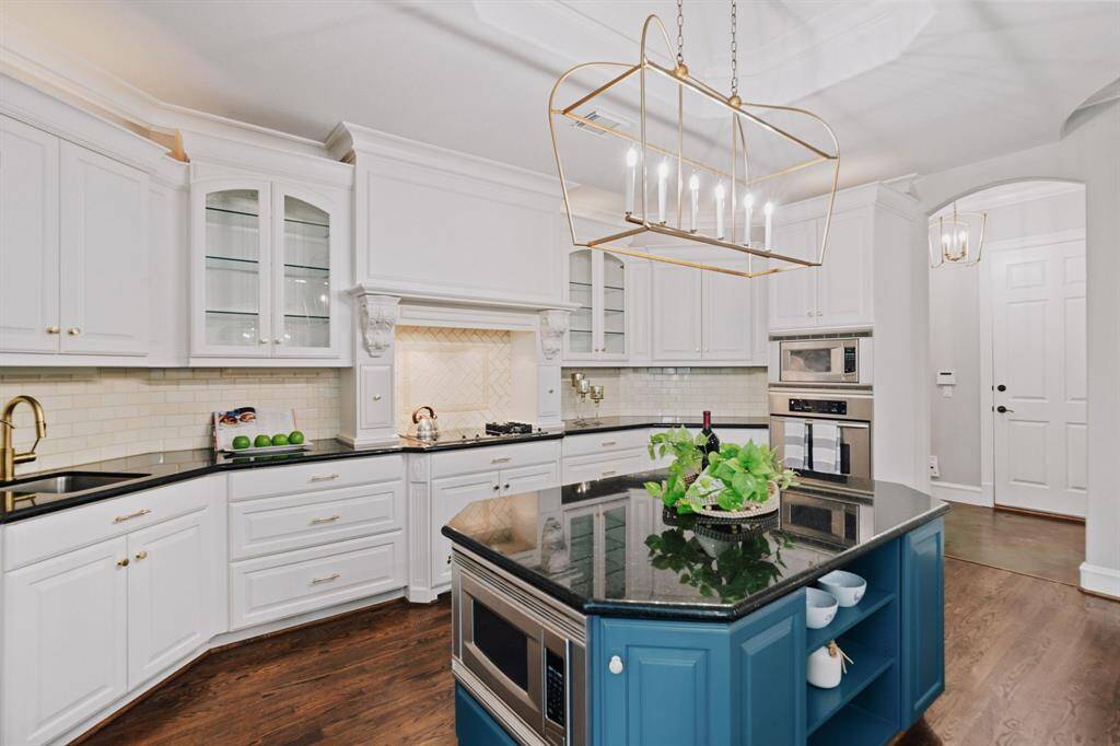 The kitchen features white cabinets with plenty of storage space,creating a clean and timelessaesthetic.