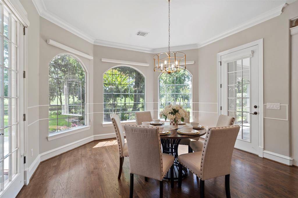 This thoughtfully designed homeseamlessly connects the kitchen witha charming breakfast area.