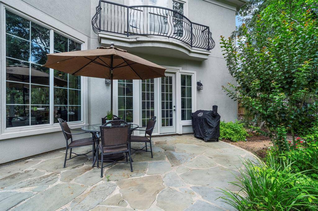 Thisexpansive space seamlessly extendsthe living area, providing acomfortable setting for bothrelaxation and entertainment.