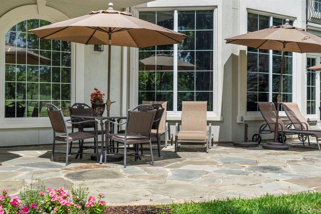 The large covered patio is perfect forentertaining family and friends.