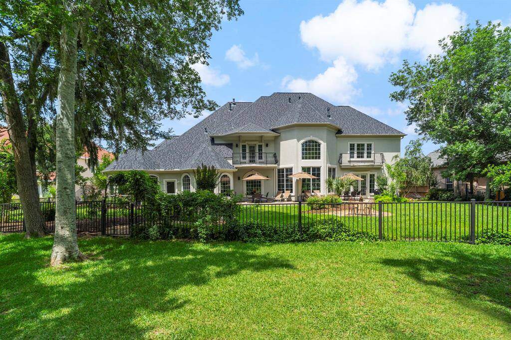 This home is right off the 10th hole of the Sienna Golf Course.