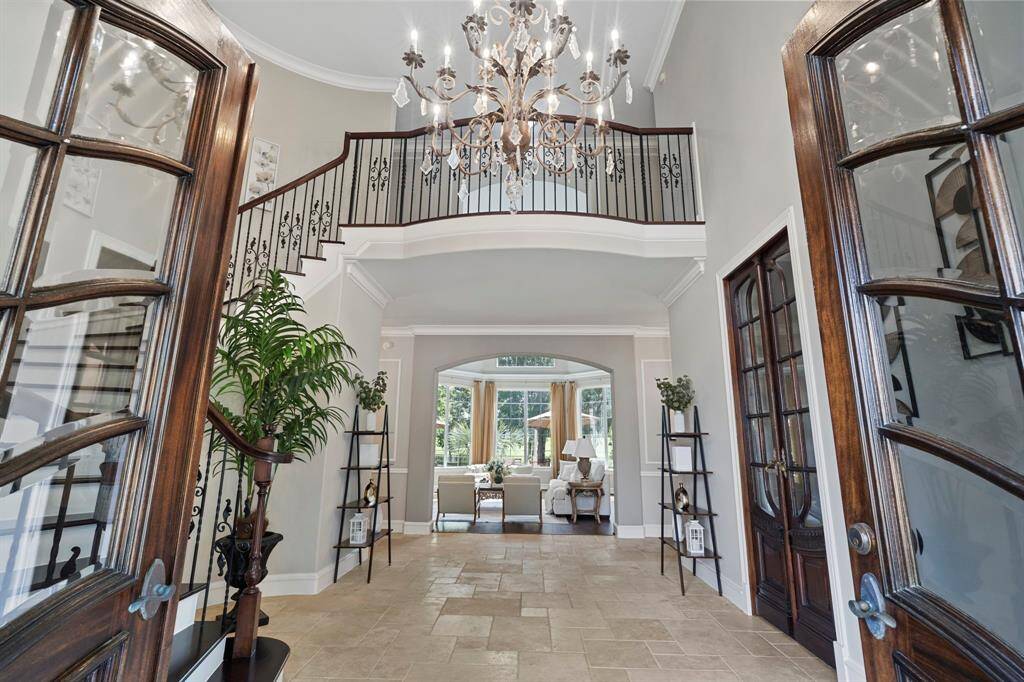 Step into luxury and warmth as youenter this home, where an expansiveand inviting entryway sets the tonefor a grand living experience.