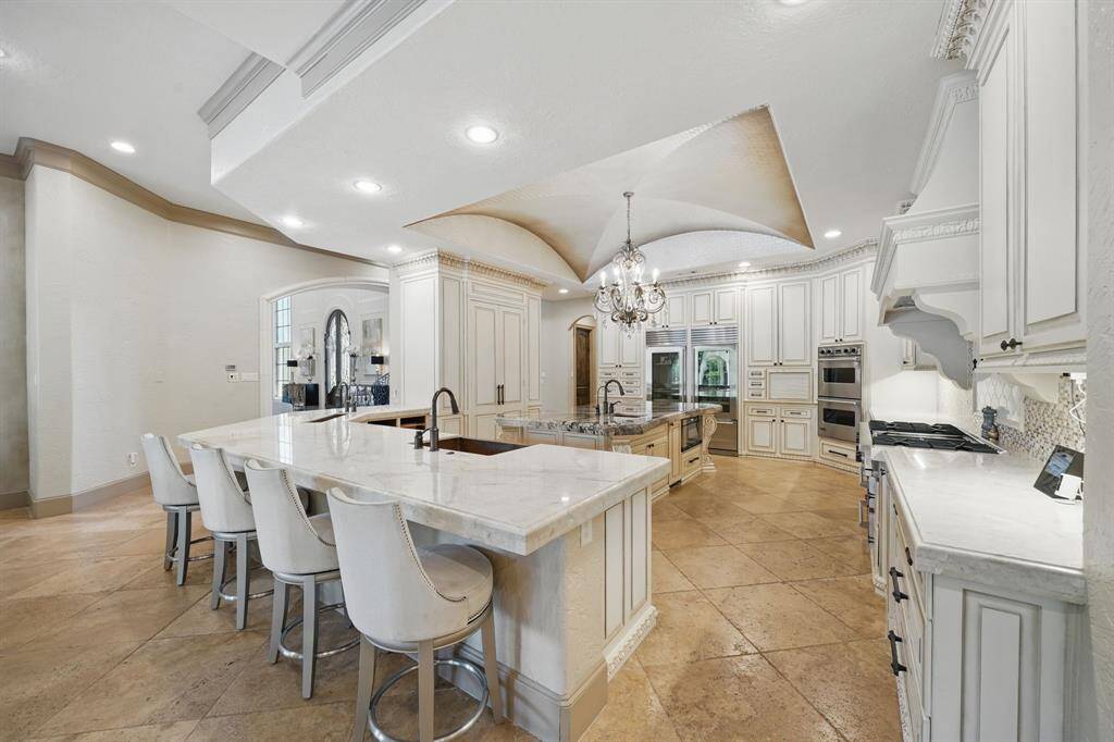 Adorned with a tasteful breakfast bar,the kitchen seamlessly blendspracticality with style, making it theperfect place for quick meals orsocializing while cooking.