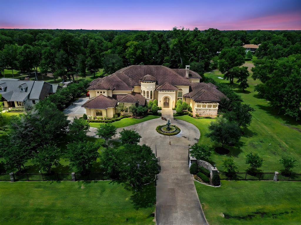 Welcome to 2618 Forest View!