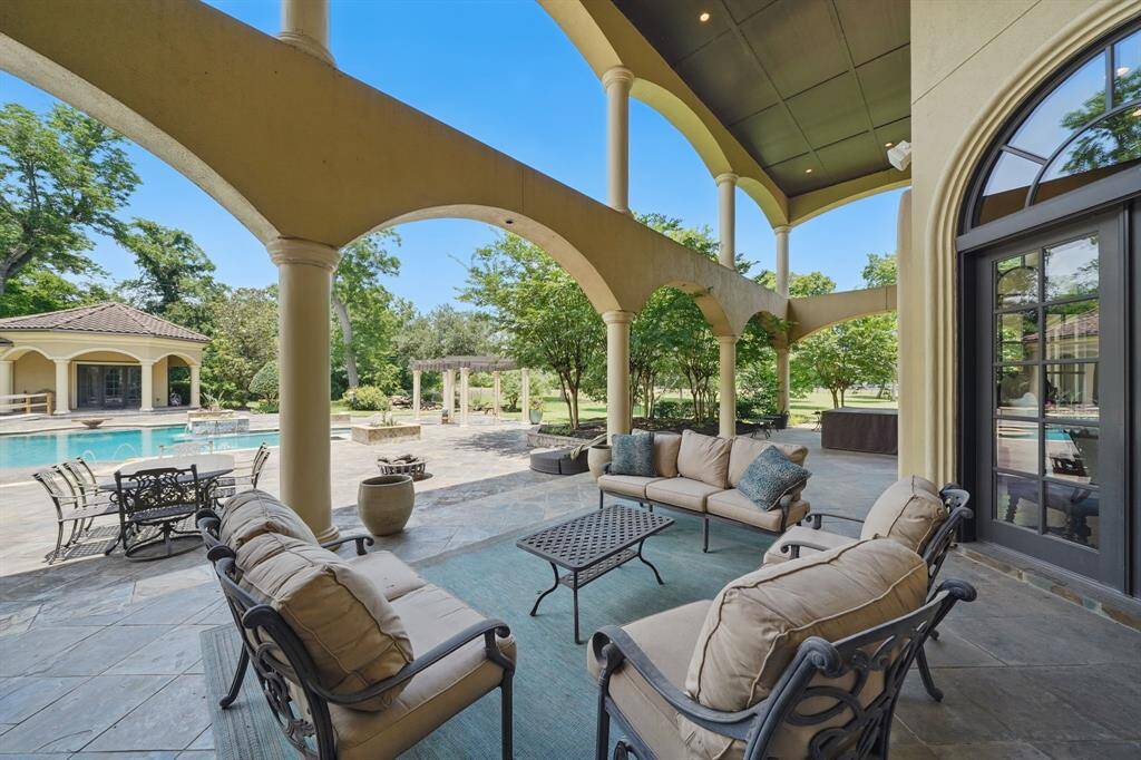 Surrounded by the beauty of theoutdoors, the large covered patiobecomes an extension of the home'sliving space.