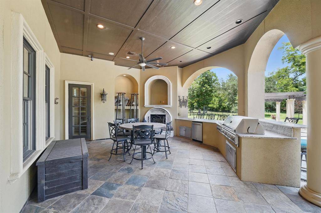 The large covered patio has an outdoor kitchen and is perfect forentertaining family and friends.