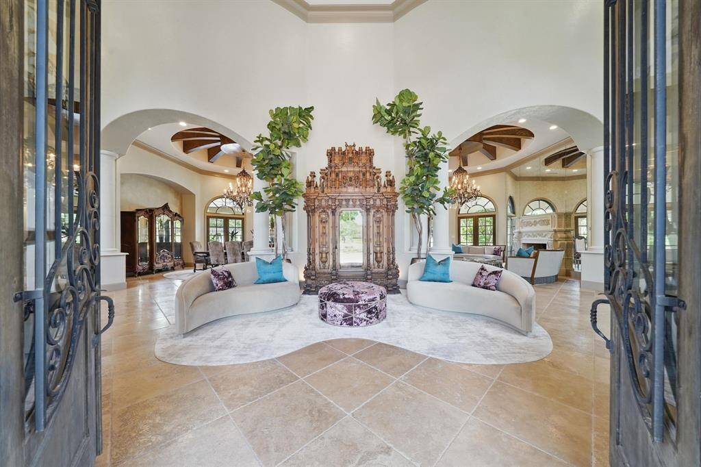 Step into luxury and warmth as youenter this home, where an expansiveand inviting entryway sets the tonefor a grand living experience.