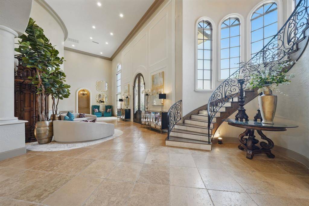 The foyer boasts highceilings and is adorned with tastefuldecor, creating an immediate senseof elegance.