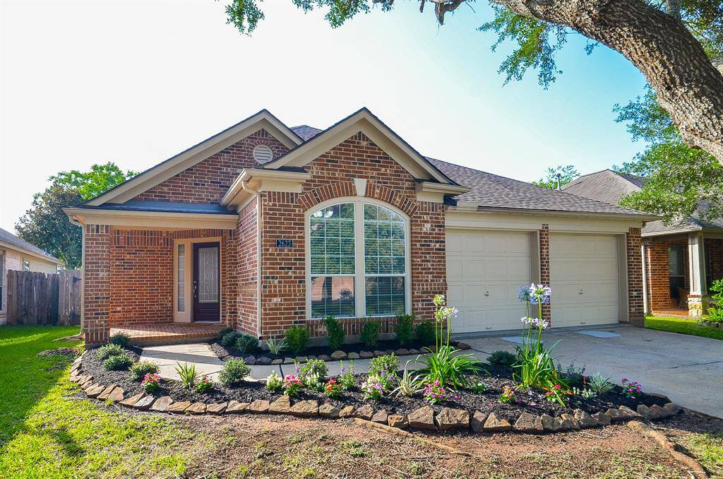 Welcome to 2623 Diamond River Drive, a charming home nestled in the sought-after Oaks of Rosenberg subdivision.