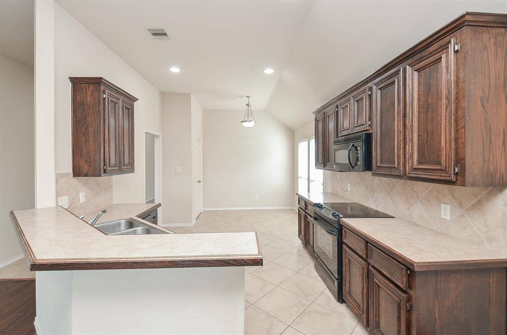 It also opens directly to the breakfast area, creating a bright and functional dining space.