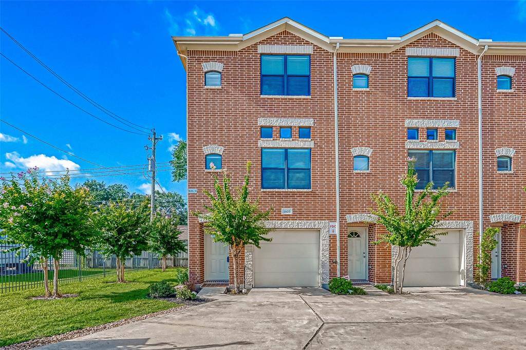 End unit with side greenspace
