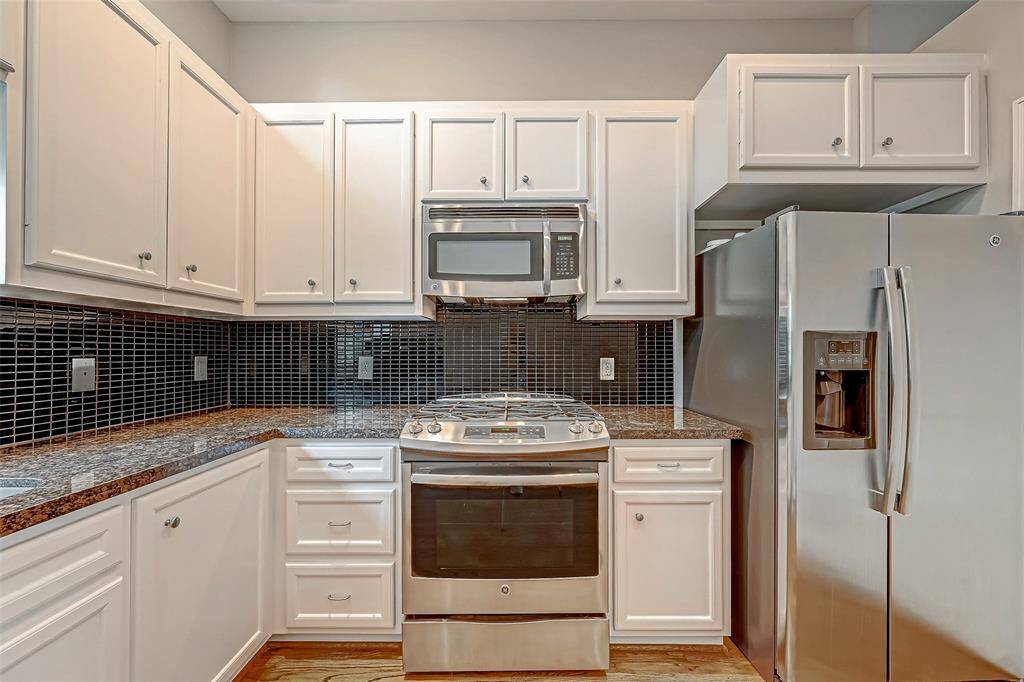 Granite counters and lots of cabinet space