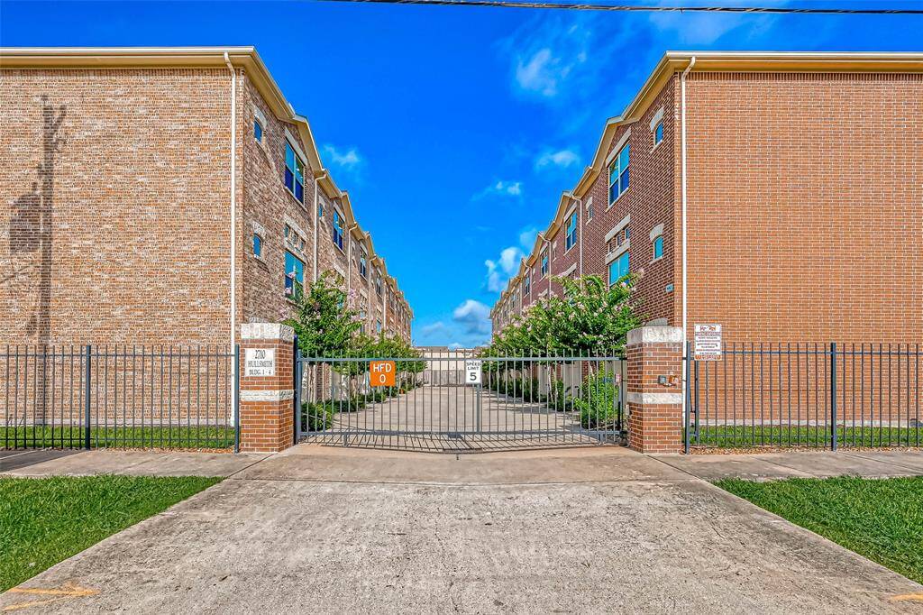 Lovely gated community tucked away and the end of the street.