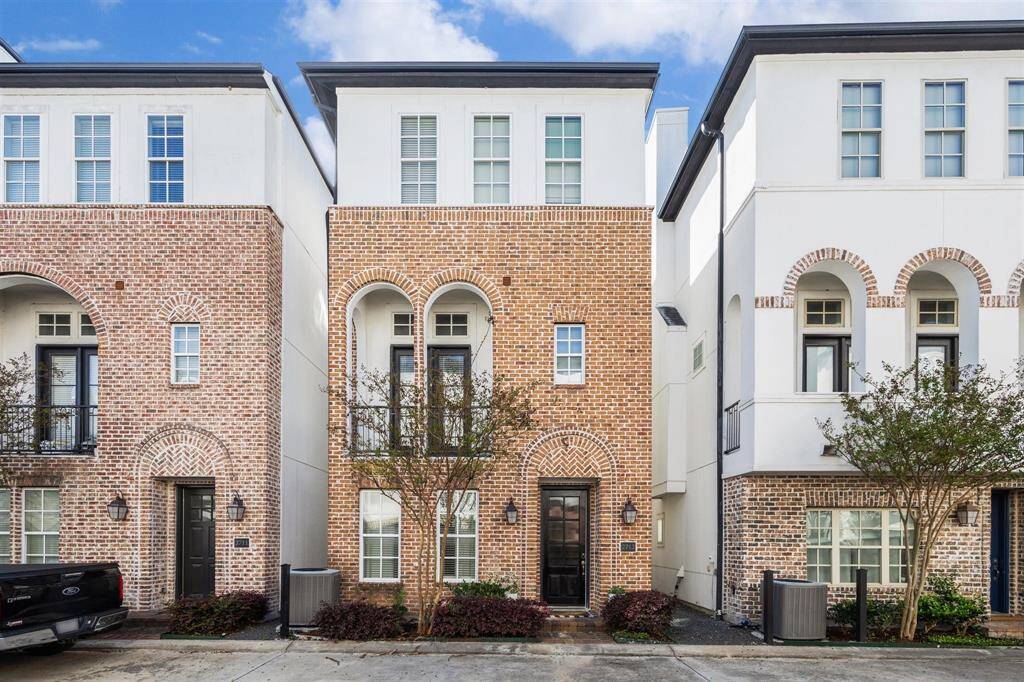 Three story free standing home!
