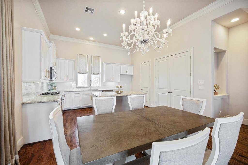 Large dining room to fit your table in!