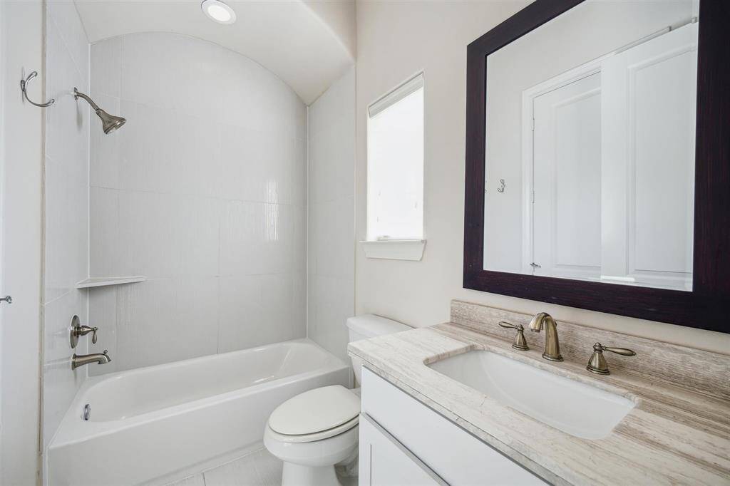 Attached bathroom to the guest bedroom on the third floor.
