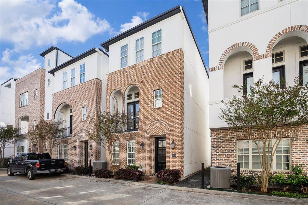 Welcome home to 2713 Cohn Garden!