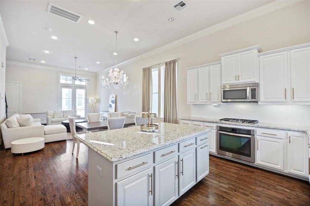 Gas stove and beautiful built in kitchen appliances.