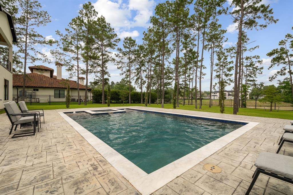 Beat the Texas heat with a refreshing dip in this inviting pool, all while soaking in the stunning scenery.