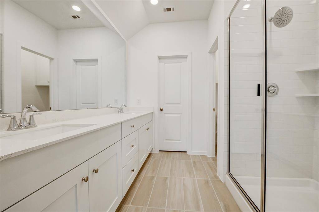 Clean look to the bath area