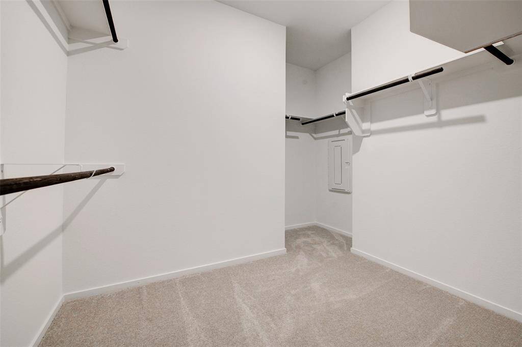 Spacious and minimal walk-in closet