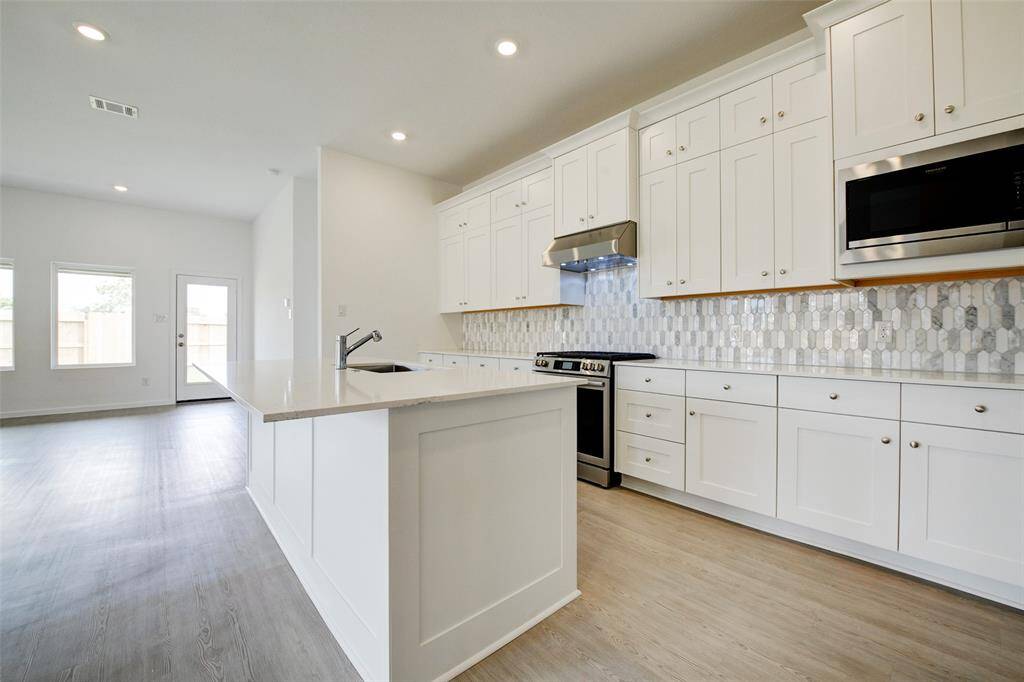 Spacious center island with sink