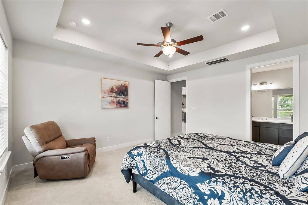 Nice tray ceiling detail and recessed can lights in the primary.