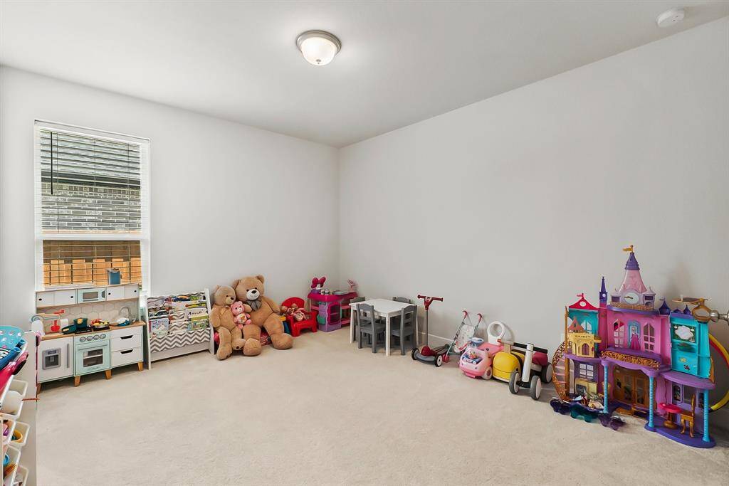 Additional downstairs bedroom.