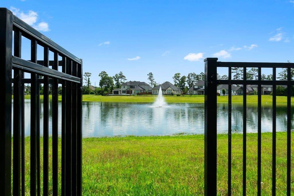 Access to the community lake