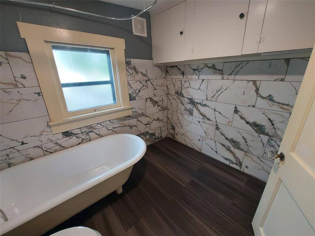 Imagine taking a soaking in this old fashion country tub!