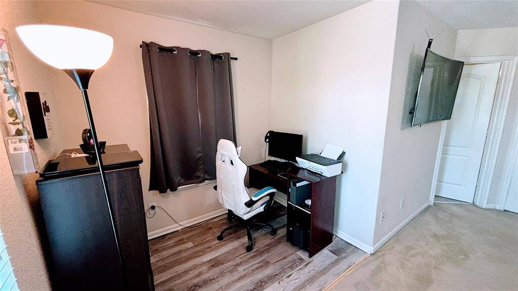 Cozy home office space at Master.