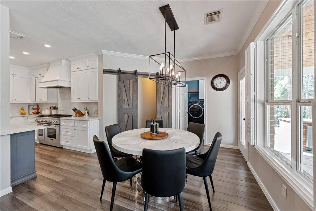 Breakfast with walk-in pantry in the back