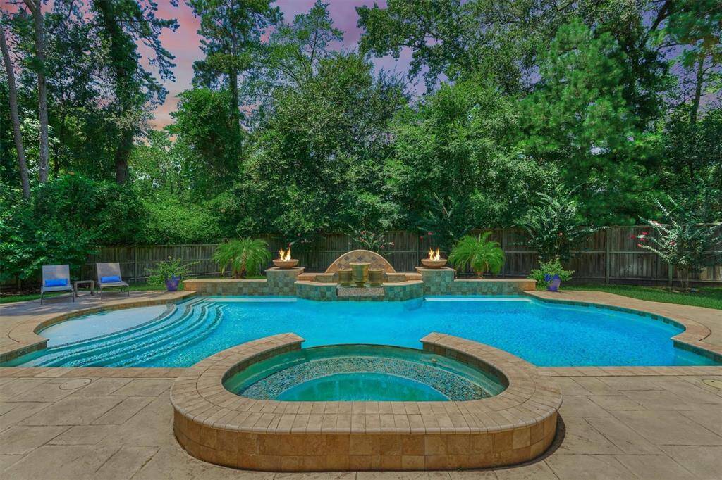 So much greenery in this backyard!