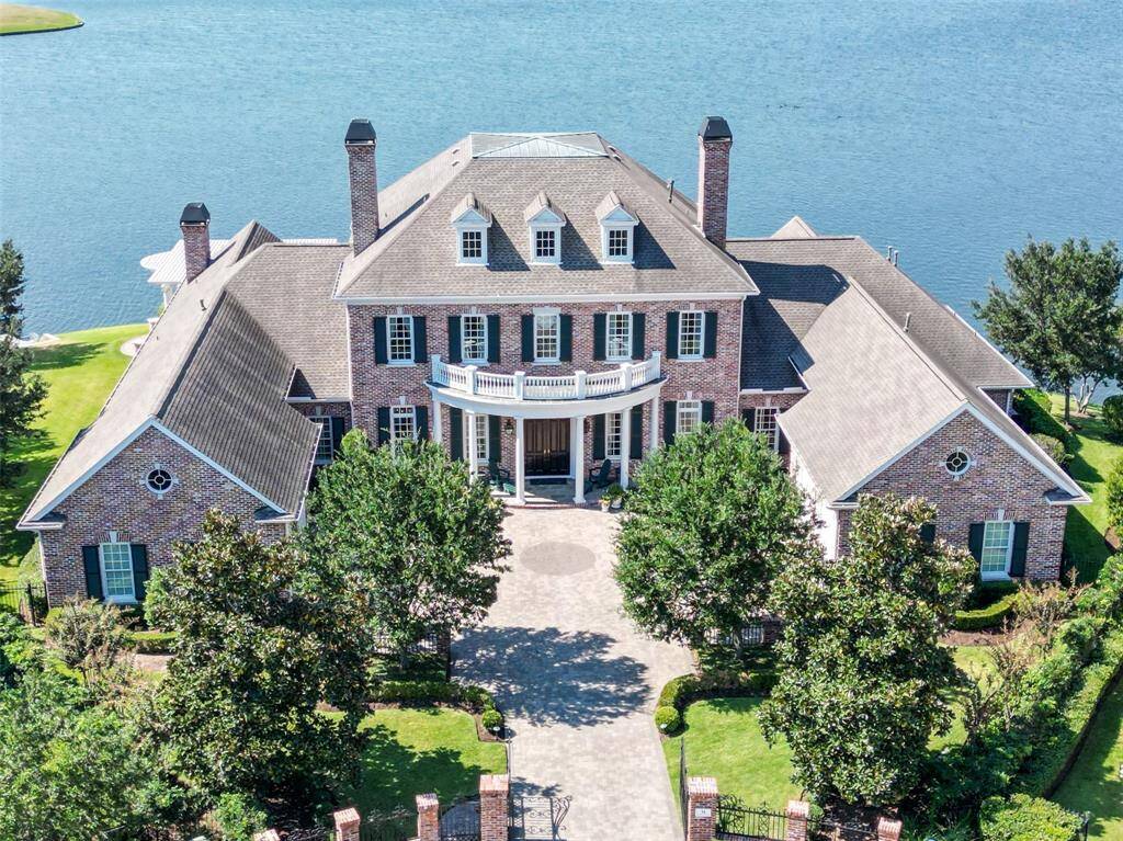 Exquisite Robin Rueby waterfront home exemplifies the refined elegance and sophistication of traditional Georgian design adapted to today's lifestyle. The quality of construction and attention to detail and adherence to classic traditional design and proportions and measurements is unlike any home in The Woodlands. Built during the exacting and uncompromising strict standards of the initial phase and original vision of East Shore based on historical accuracy.