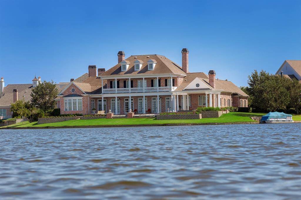 This home was designed so that almost every room has a direct view of the lake. A North facing lot was also selected as this is considered the most desirable orientation with sunlight-filled rooms. No need to go on vacation or head to the resort when you can live that lifestyle everyday at 31 Southern Crescent Court!