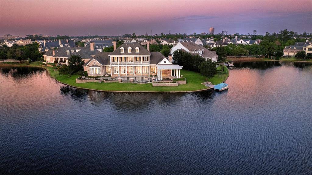 Tucked away off a quiet cul-de-sac of only 3 homes, affording peace and privacy. No front or rear neighbors. This home directly faces an esplanade garden surrounded by quaint cobblestone pavers maintained by East Shore.
