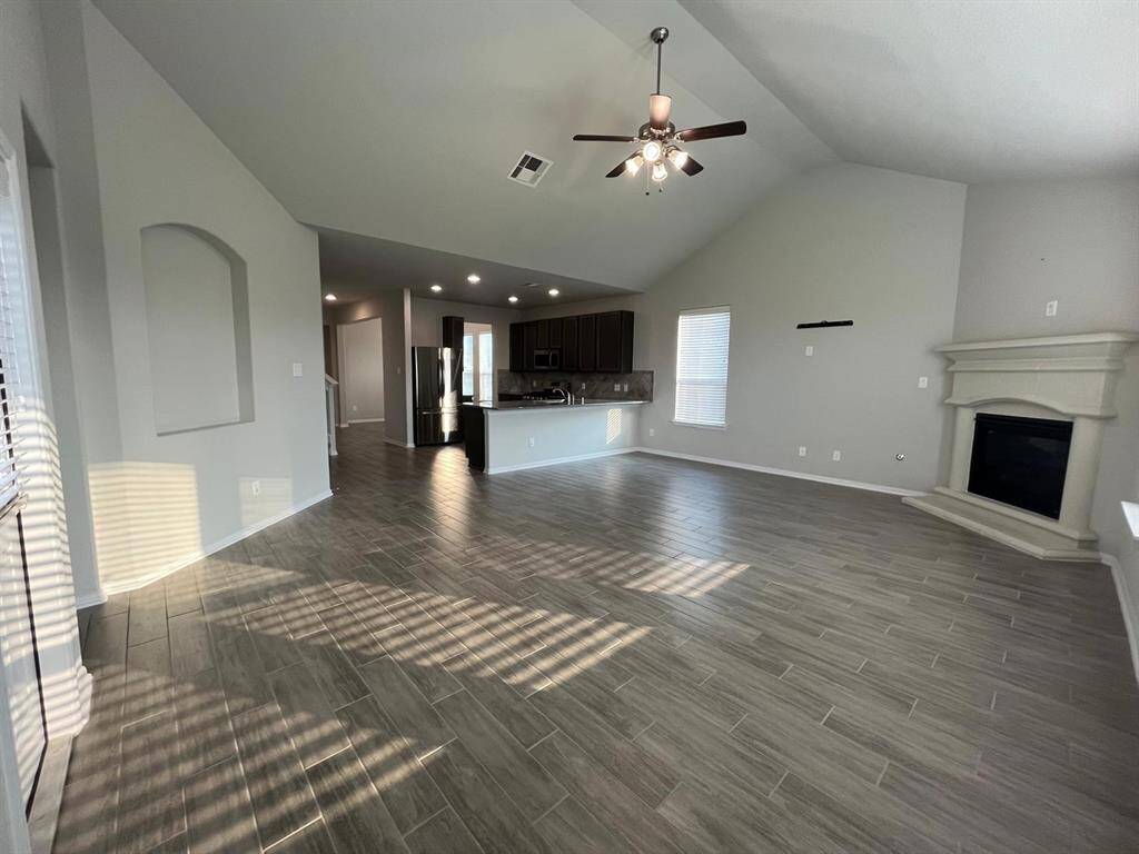 Great angle of the light and bright living room!