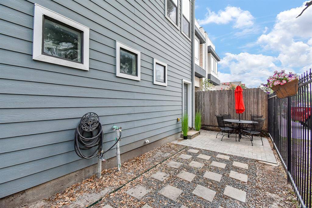 Private courtyard is just waiting for your green thumb!