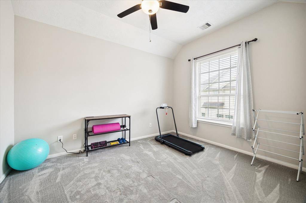 Secondary bedroom.