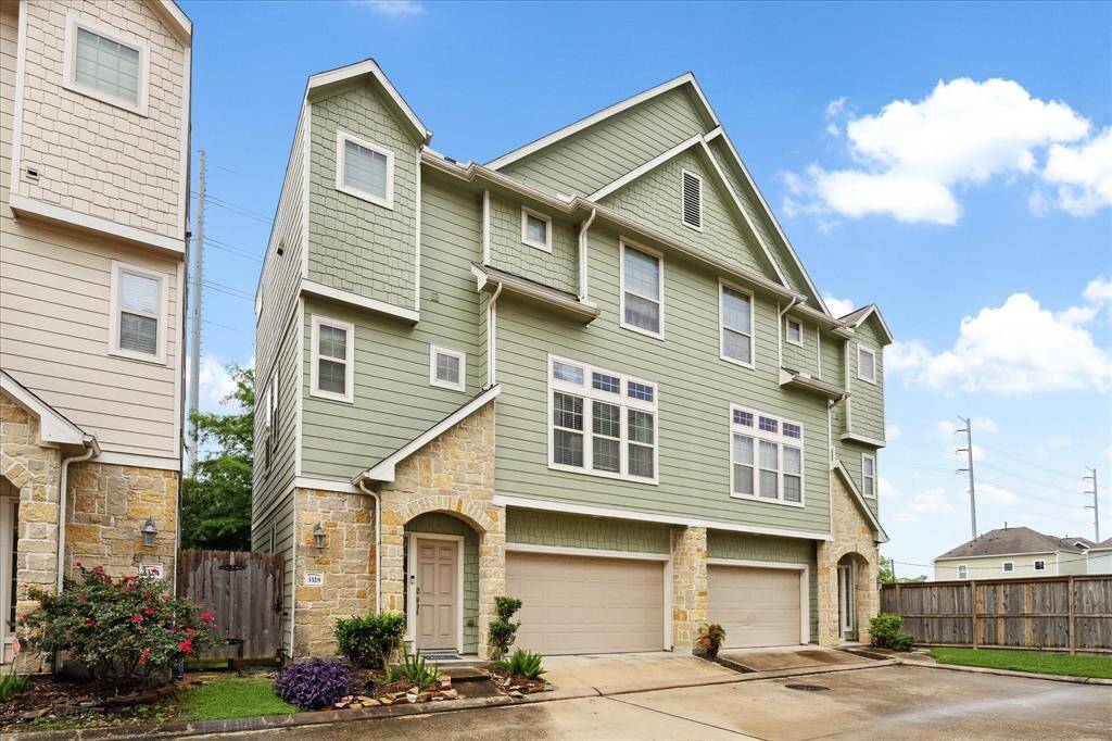 Welcome home to 3328 Leading Point Dr.
