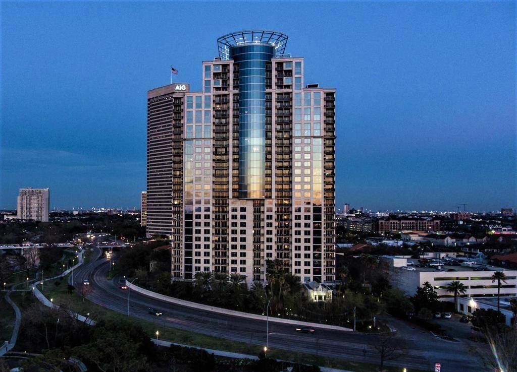 Modern high-rise building with large windows offering stunning city views. Located near major roads, providing easy access to urban amenities. Ideal for those seeking a blend of luxury and convenience.