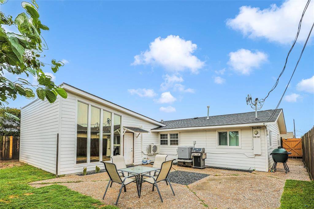 Imagine summer barbecues and fun with family and friends in this entertainer's dream home.  Come see this property today!