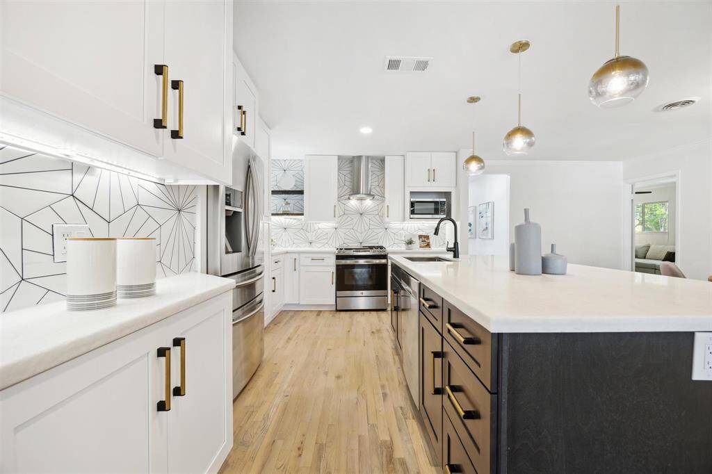 Bright and airy kitchen with beautiful pendant and under cabinet lighting