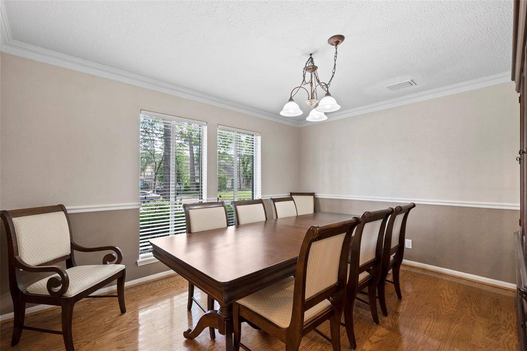 Elegant Dining room!