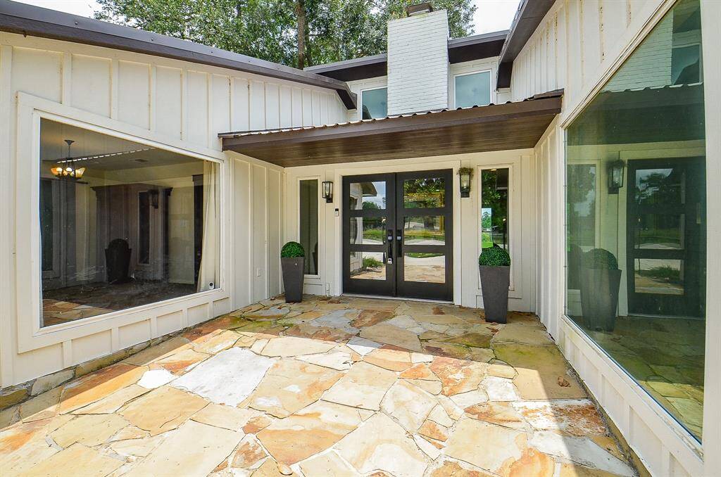 Slate front entry welcomes you to this beautiful 3 bed 3 bath home