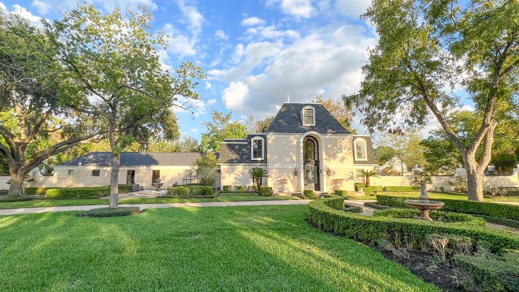 Welcome to this exemplary Piney Point Village home, thoughtfully renovated and expanded to create a floor plan perfect for today’s modern lifestyle.