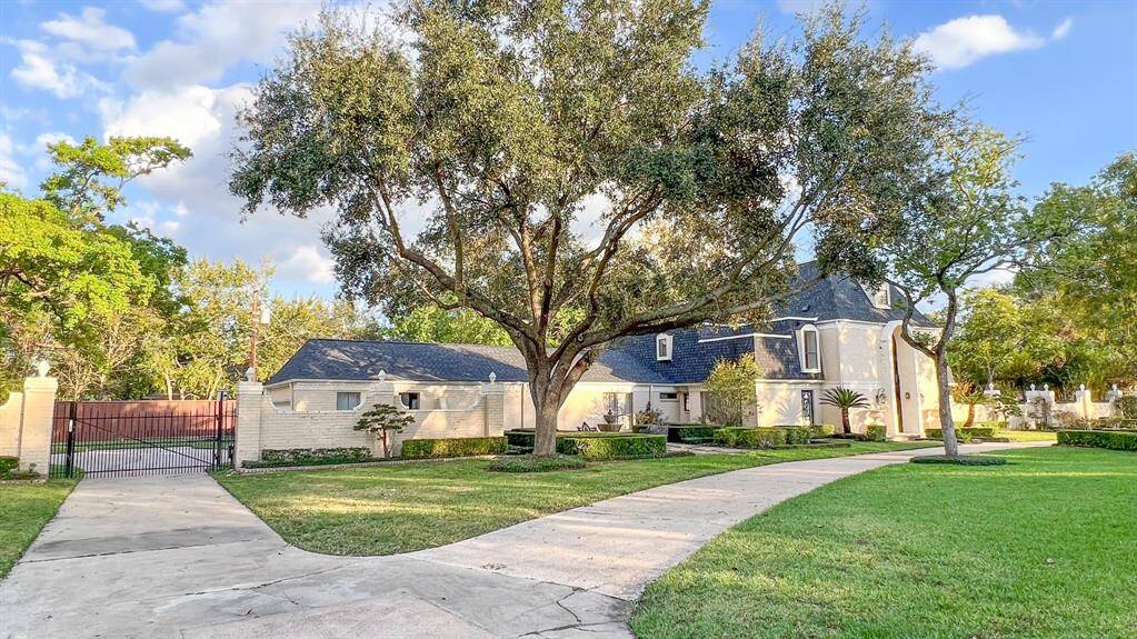With its unparalleled location and impeccable features, this property presents a rare opportunity to realize your dream residence in one of Piney Point Village's most sought-after enclaves.