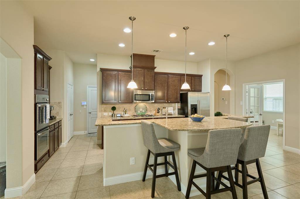 The kitchen is well-suited for the chef....featuring a gas cooktop, large double ovens and plenty of prep space.